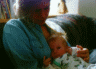 thm_Mikah-BeiDerMamaAufDemArm.gif